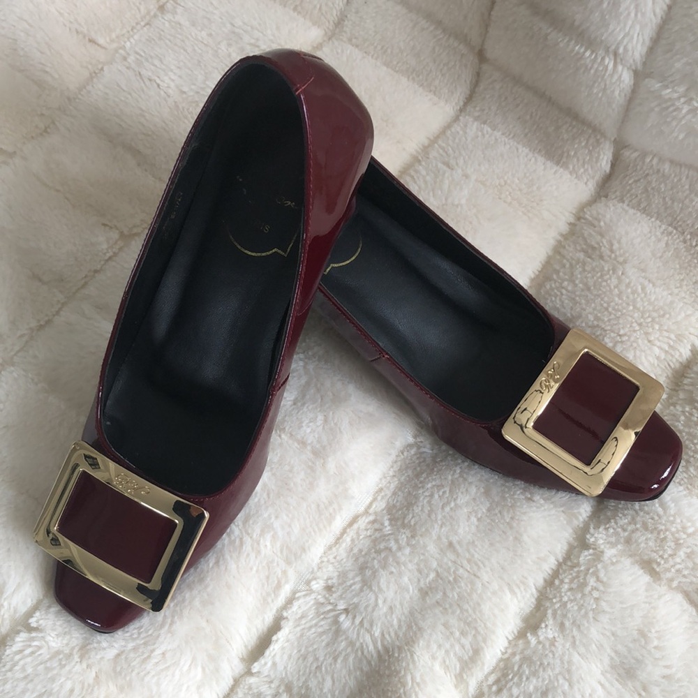 Roger Vivier Patent Leather Square Toe Buckle shoe. Sz 34 EUC